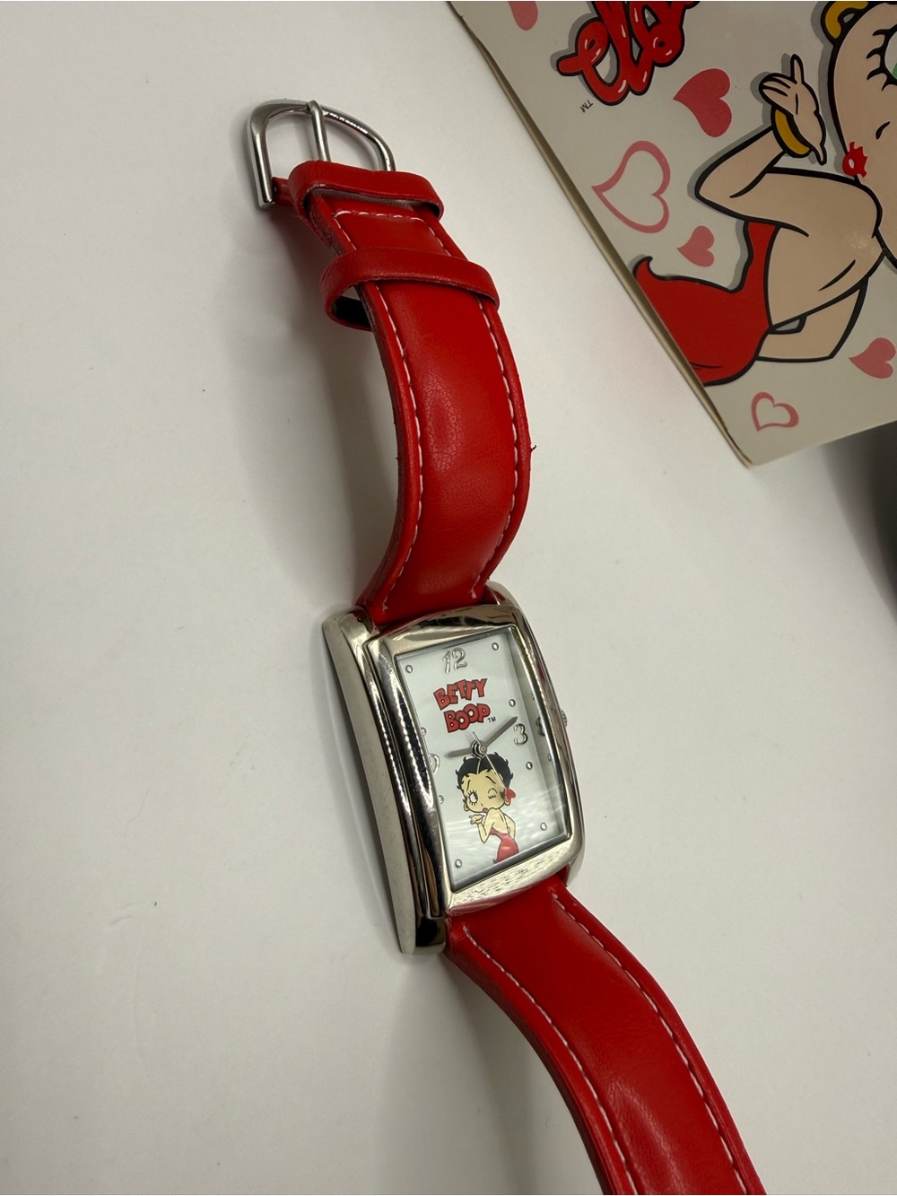 Betty Boop Here's a Kiss Red Band Watch 2005 Avon with Tin & Box (New Battery) - Picture 6 of 12